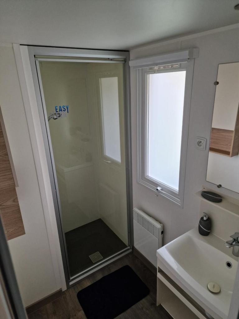 une salle de bain avec douche et lavabo dans l'établissement Eleganzia 2, à Litteau