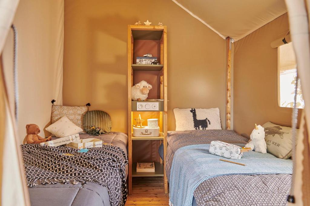 - une chambre pour enfants avec 2 lits et un miroir dans l'établissement Le Vallon aux merlettes, à Matignon 35 autres photos