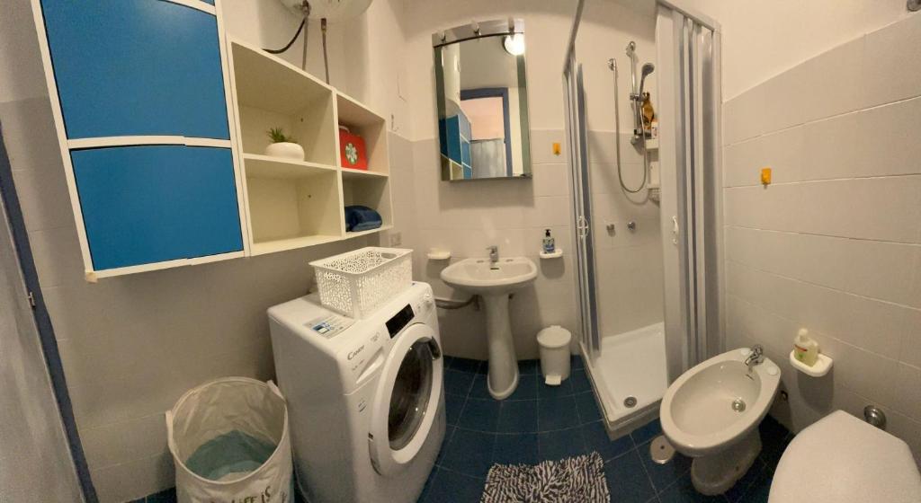 une salle de bain avec toilettes, un lavabo et une douche dans l'établissement Casa faith, à Campionna