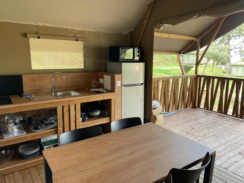 une cuisine et une salle à manger avec une table et des chaises dans l'établissement lodge lavallee, à Belvédère 14 autres photos