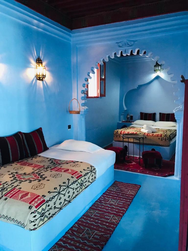 Cette chambre bleue comprend 2 lits. dans l'établissement Dar Dadicilef, à Chefchaouen