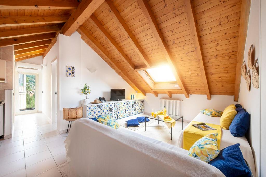 un salon avec un canapé et une table dans l'établissement Hotel La Rondinella, à Cannero Riviera