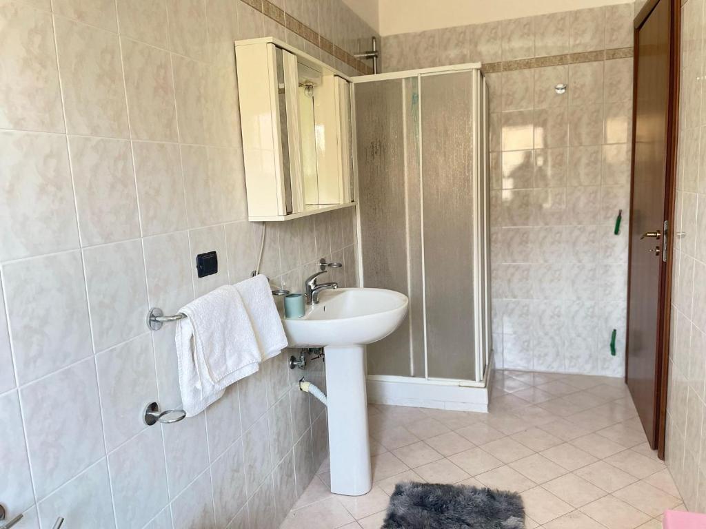 une salle de bain avec un lavabo et une douche dans l'établissement Home Le Castella, à Le Castella 49 autres photos