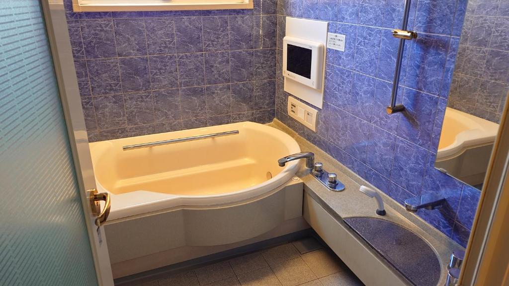 une petite salle de bain avec un lavabo et une douche dans l'établissement ホテルシエル富士店 富士インター -大人専用-, à Fuji