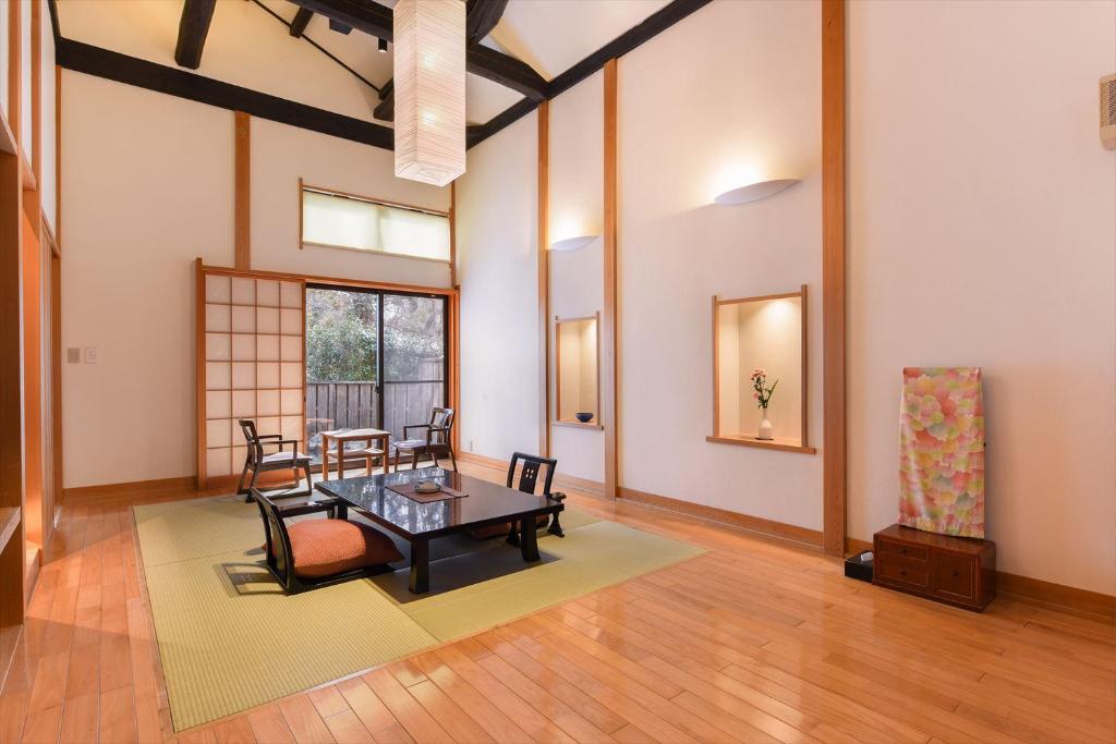un salon avec une table et des chaises dans l'établissement Hanare Yado Yosizumi, à Itō 37 autres photos