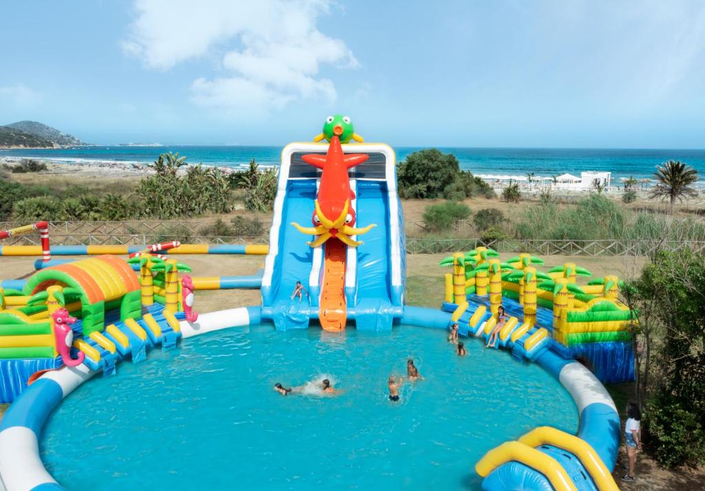 - un parc aquatique avec toboggan sur la plage dans l'établissement VOI Tanka Selected, à Villasimius