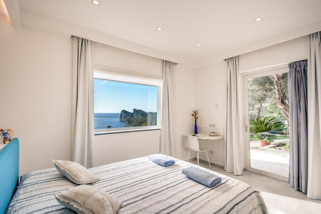 une chambre avec un lit et une grande fenêtre dans l'établissement Relais Mamma Mia Sea Views Pool & Terraces, à Massa Lubrense 35 autres photos