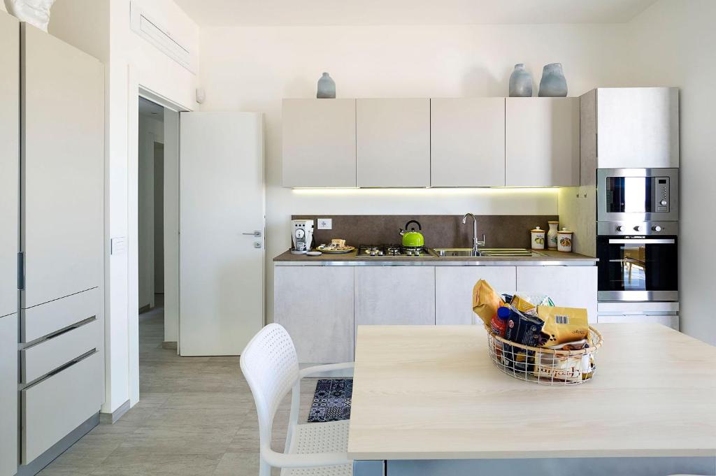 - une cuisine avec une table et un panier de nourriture dans l'établissement San Lorenzo - Timo, à Reitani