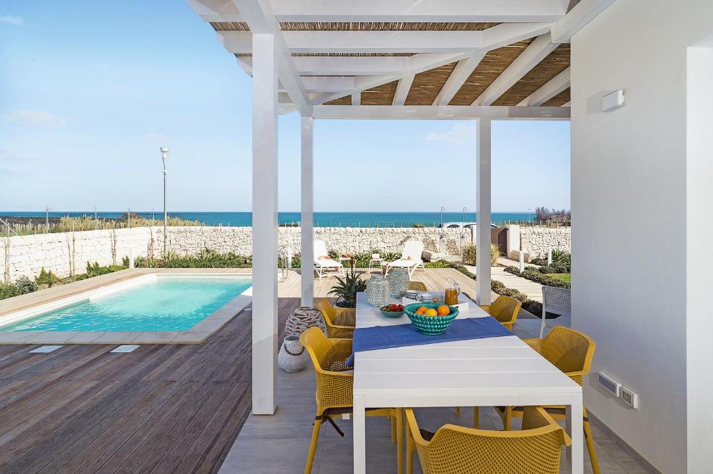 un patio avec une table et des chaises et une piscine dans l'établissement San Lorenzo - Timo, à Reitani