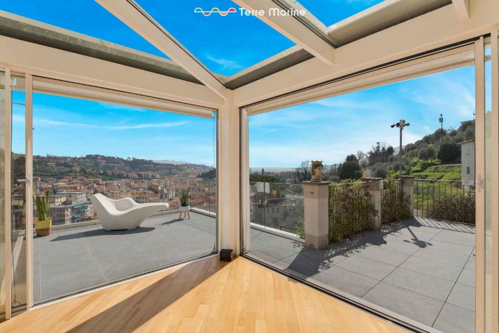 Cette chambre dispose d'une grande porte en verre offrant une vue. dans l'établissement Villa Bianca, Terre Marine, à La Spezia