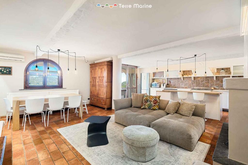 un salon avec un canapé et une table dans l'établissement Villa Bianca, Terre Marine, à La Spezia