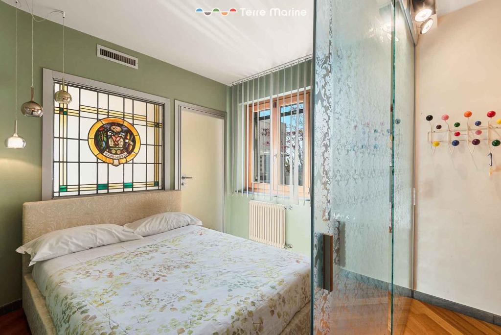 une chambre avec un lit et une douche en verre dans l'établissement Villa Bianca, Terre Marine, à La Spezia 47 autres photos
