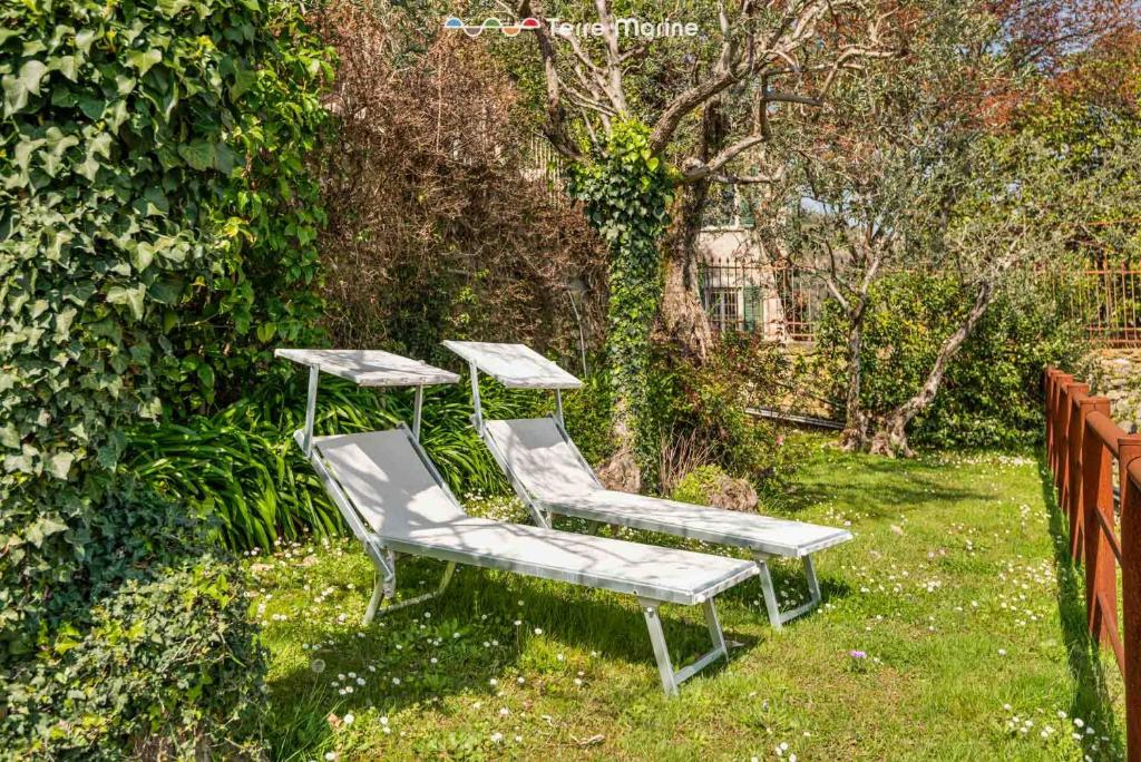 2 chaises et une table dans la cour dans l'établissement Villa Bianca, Terre Marine, à La Spezia
