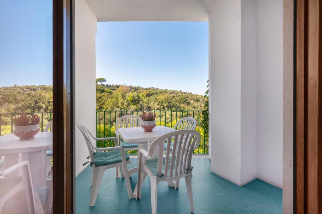 un patio avec une table et des chaises sur un balcon dans l'établissement Hotel Desiree, à Sorrente