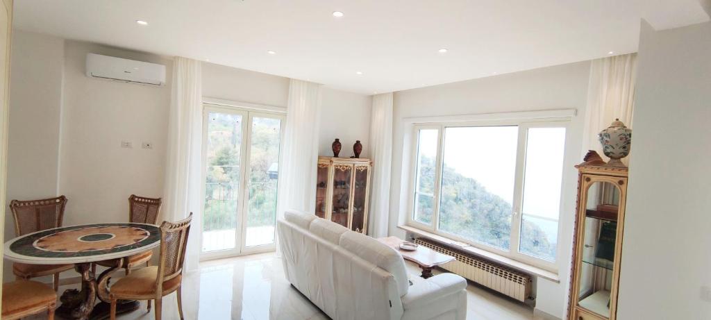 un salon avec une table et une fenêtre dans l'établissement Hotel Desiree, à Sorrente