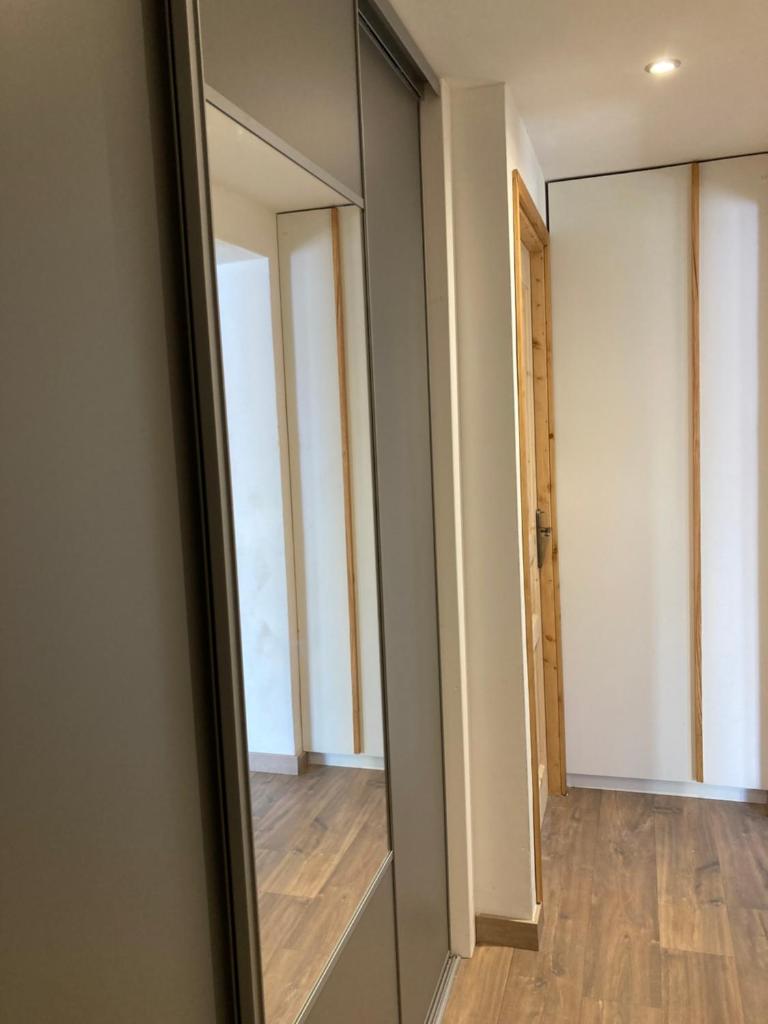 - un miroir mural dans l'établissement Renovated flat facing Mont Blanc, à Combloux