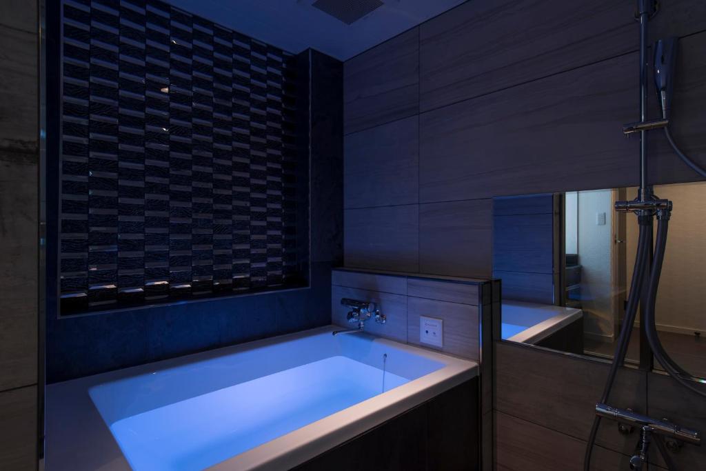 une grande salle de bain avec baignoire et douche dans l'établissement HOTEL COSTA RESORT Omiya, à Saitama