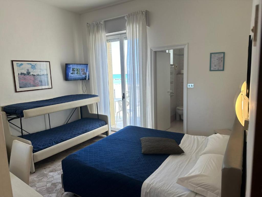 une chambre avec un lit et un lit superposé dans l'établissement Riviera Mare Beach Life Hotel, à Rimini
