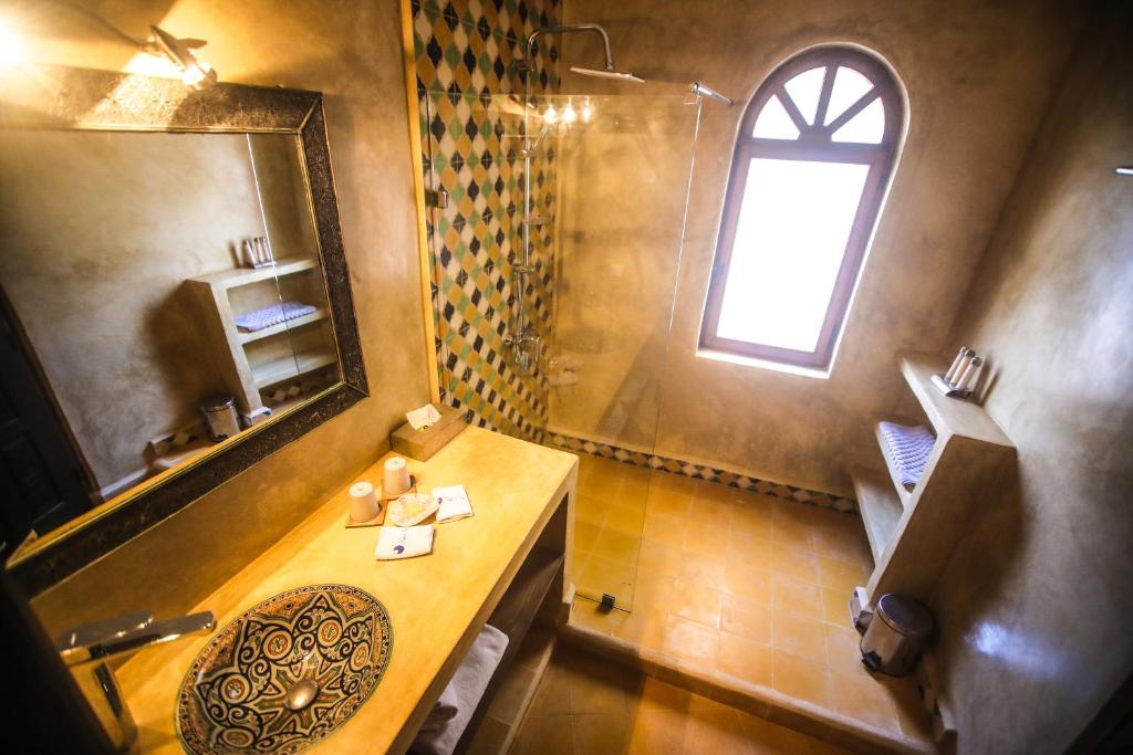 une salle de bain avec un lavabo et un miroir dans l'établissement Riad Perle D'Eau, à Essaouira