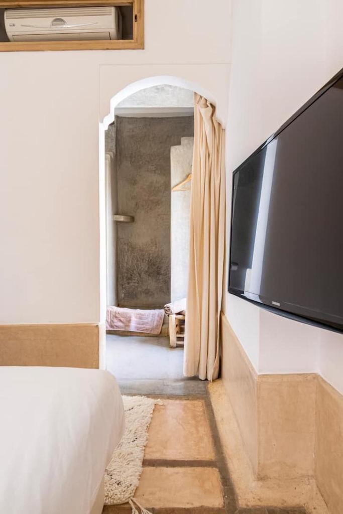 - une chambre dotée d'une télévision murale à écran plat dans l'établissement Riad Dar Ten, à Marrakech 37 autres photos