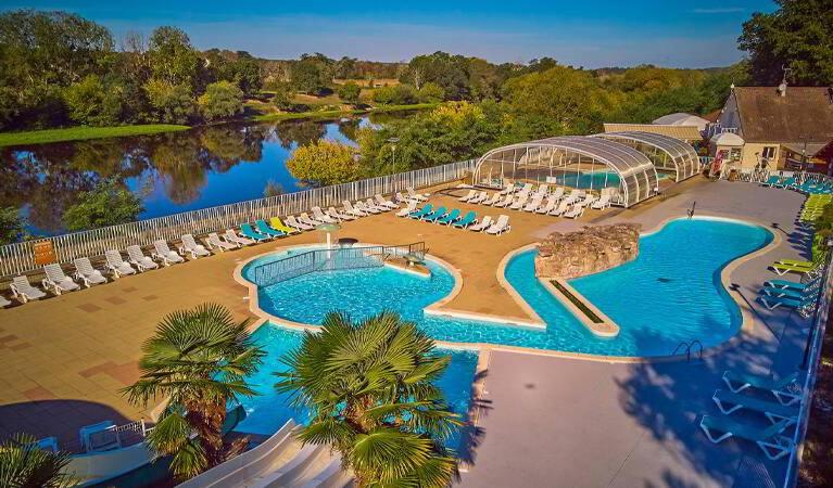 - une vue aérienne sur la piscine avec des chaises et de l'eau dans l'établissement Mobil-home 3ch, 2 sdbwc, tout confort camping les allais Trogues, à Trogues