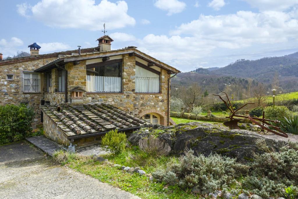 une maison en pierre avec une croix au-dessus dans l'établissement Villa Dani by Mmega, à Lucques