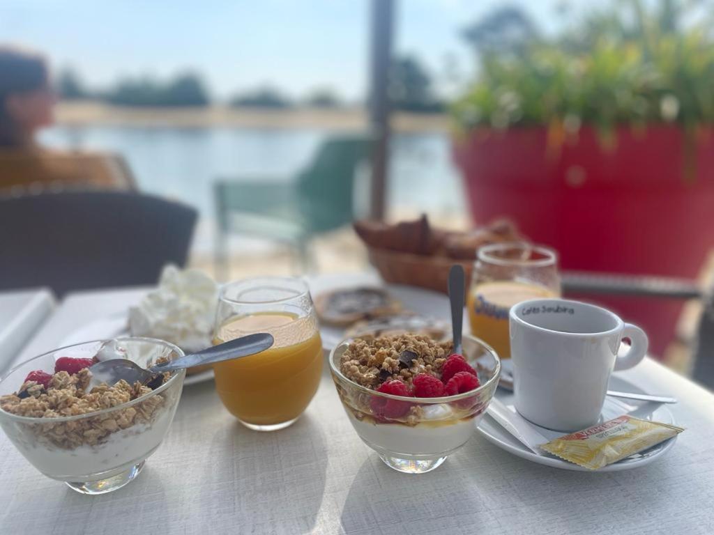 - une table avec petit-déjeuner composé de céréales, de fruits et de jus dans l'établissement Mobil Home FI11 Camping les Viviers, à Lège-Cap-Ferret
