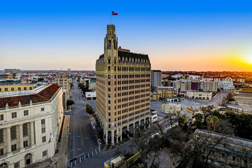 The Emily Morgan Hotel - A DoubleTree by Hilton Image