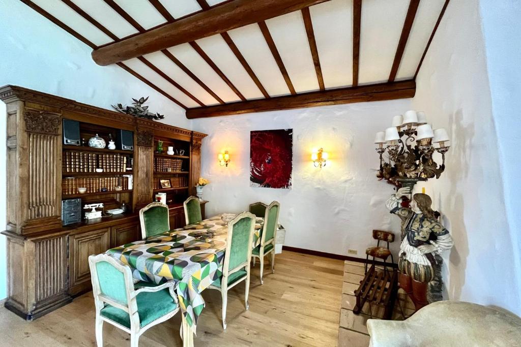 une salle à manger avec une table et des chaises vertes dans l'établissement Charming island of calm in Megève, à Megève
