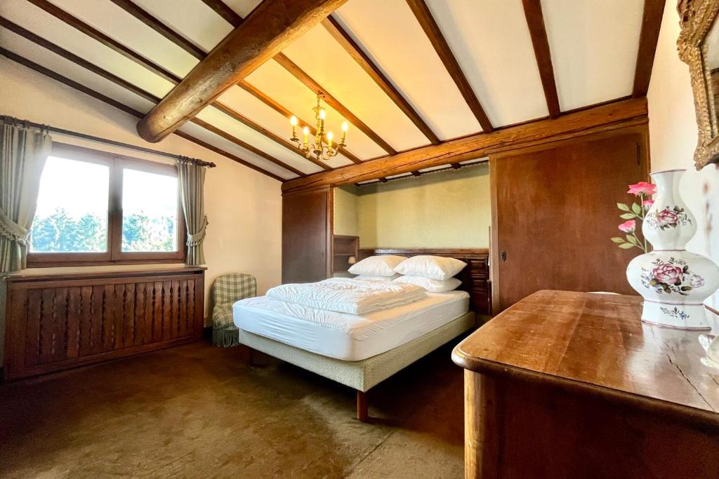 une chambre avec un lit, une fenêtre et une table dans l'établissement Charming island of calm in Megève, à Megève 13 autres photos