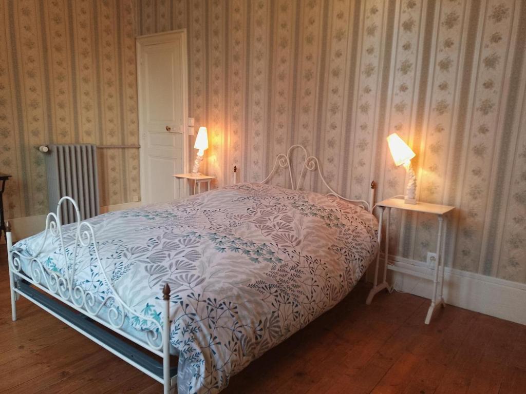 - une chambre avec un lit et deux lampes sur les tables dans l'établissement Maison de maître XIXe avec piscine, étang à proximité et équipements modernes - FR-1-489-505, à Gipcy