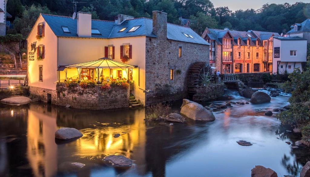 une maison illuminée au bord d'une rivière dans l'établissement Domaine de Kerlann - Mobilhome refait à neuf- 40m2 - service de conciergerie et lits faits OFFERTS, à Pont-Aven