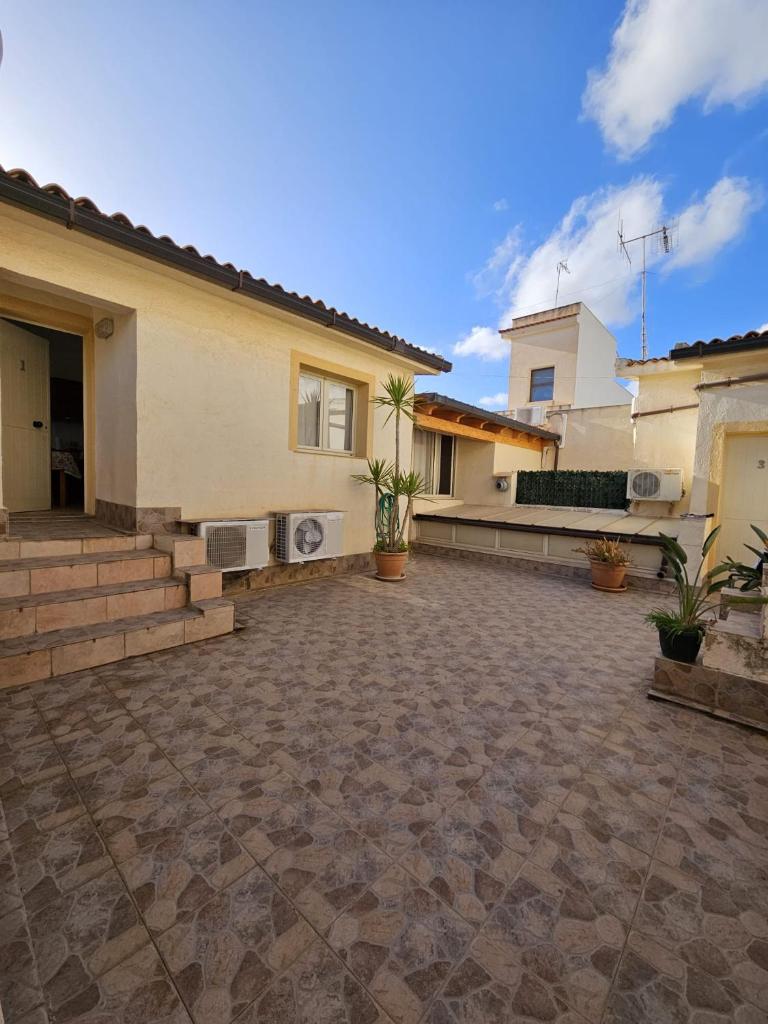 une cour d'une maison avec un bâtiment dans l'établissement Sicilia Bella, à Mazara del Vallo