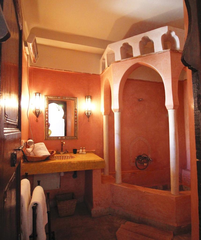 une salle de bain avec un lavabo et une baignoire dans l'établissement Riad Palmier, à Marrakech