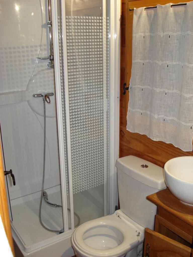 une salle de bain avec une douche, des toilettes et un lavabo dans l'établissement la Pomone, à Blonville-sur-Mer