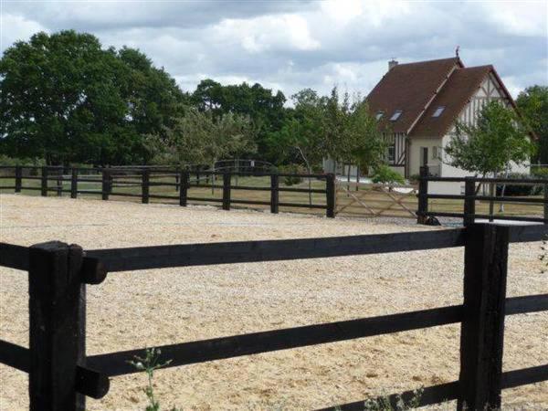 une clôture en bois devant une maison dans l'établissement la Pomone, à Blonville-sur-Mer