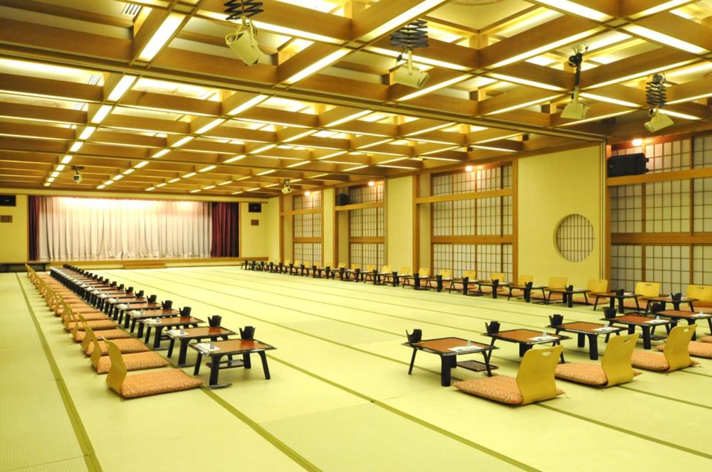 une salle de banquet vide avec des tables et des chaises dans l'établissement Wakatake, à Tagami