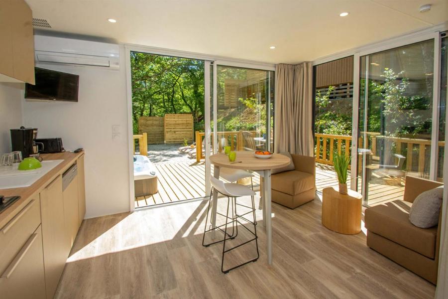 Il dispose d'une cuisine et d'un salon avec une table et une terrasse. dans l'établissement Camping Le Luberon, à Apt