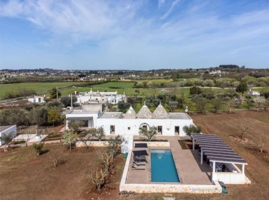 une vue aérienne d'une maison avec piscine dans l'établissement Villa Monika - Luxury Trulli Resort, à Locorotondo