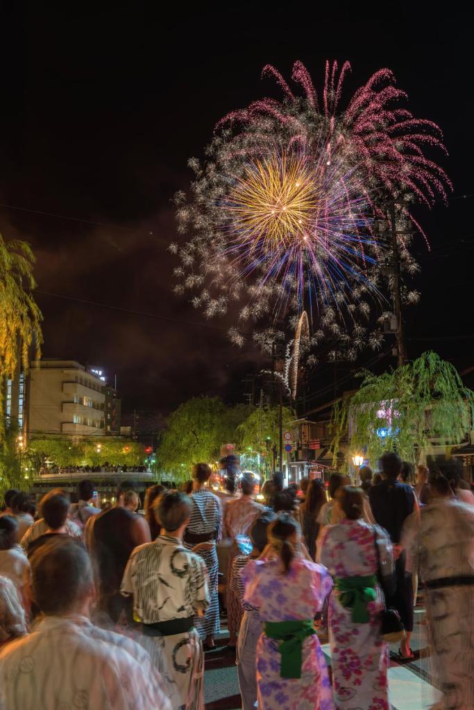 une foule de gens qui regardent les feux d'artifice la nuit dans l'établissement Mikuniya, à Toyooka 100 autres photos