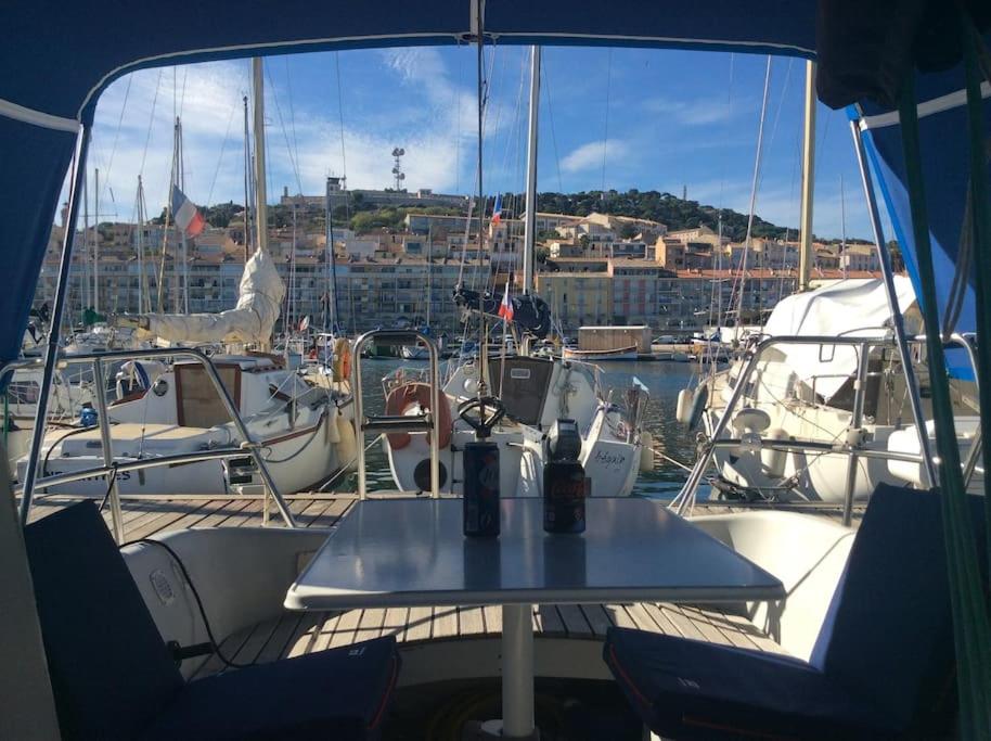 une table sur un bateau dans un port de plaisance avec des bateaux dans l'établissement Nuitée à bord de Danilou un voilier de 9.50m, à Sète