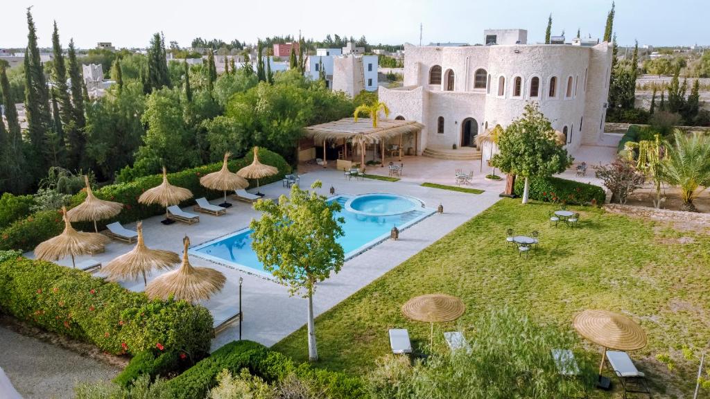une vue aérienne d'une villa avec piscine dans l'établissement RIAD YANITRI Piscine chauffée, à Essaouira 37 autres photos