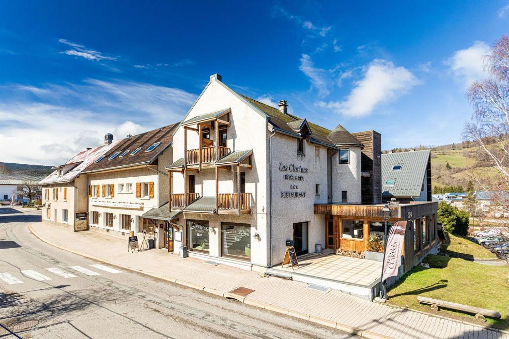 - un bâtiment dans une rue de la ville dans l'établissement Hôtel et Spa les Clarines, à Corrençon-en-Vercors