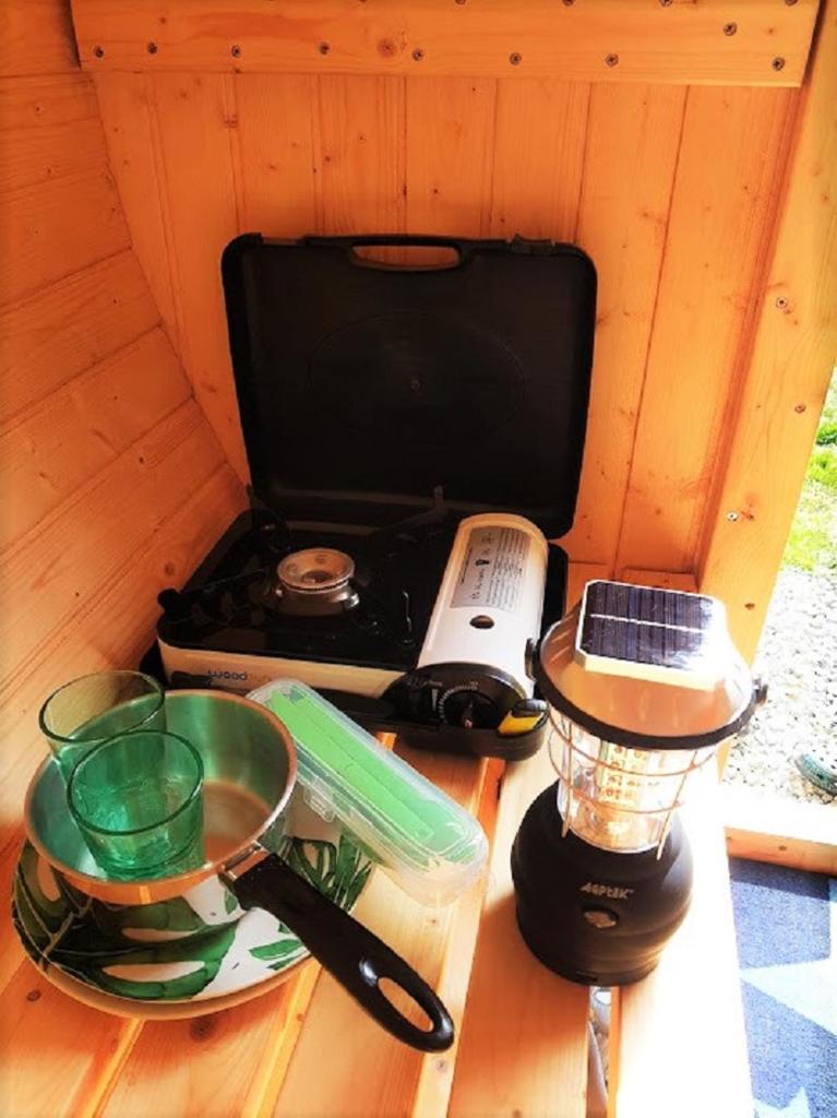 d'une table avec une cuisinière et un mixeur. dans l'établissement Tonneau bulle insolite, vue sur vignoble, à Pouldergat