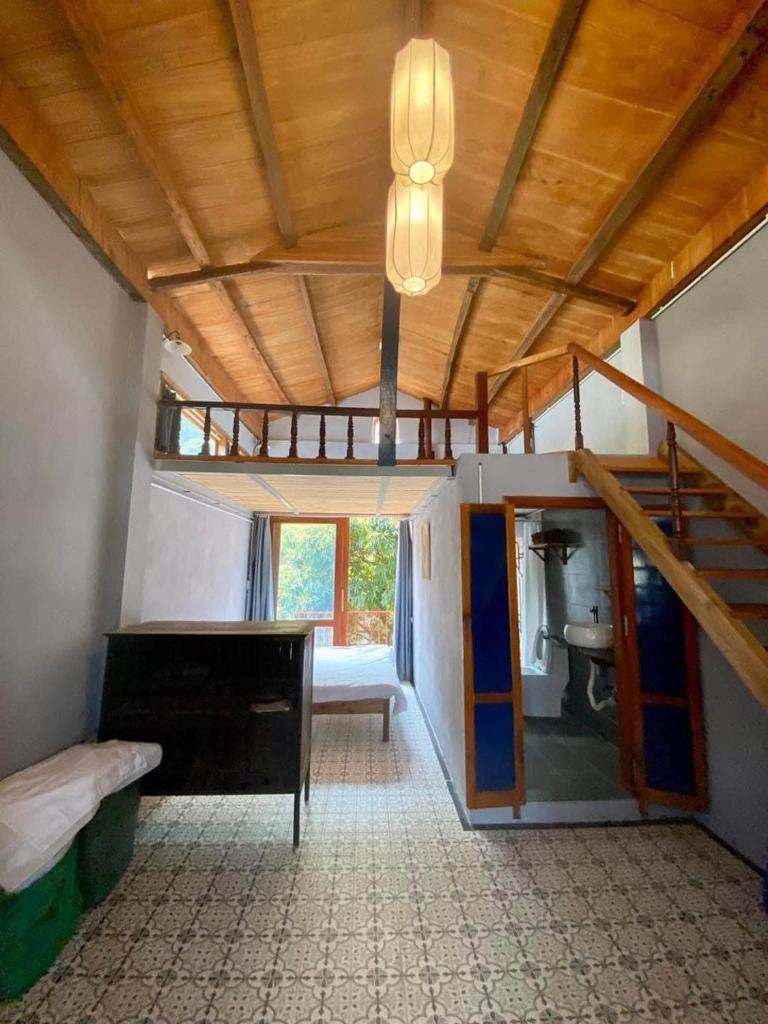 Chez Phuong- Studios Cat Ba