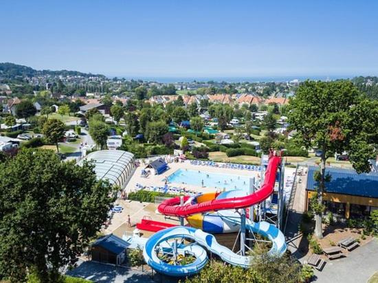 - un parc aquatique avec une piscine et un toboggan dans l'établissement Grand MobilHome, à Houlgate