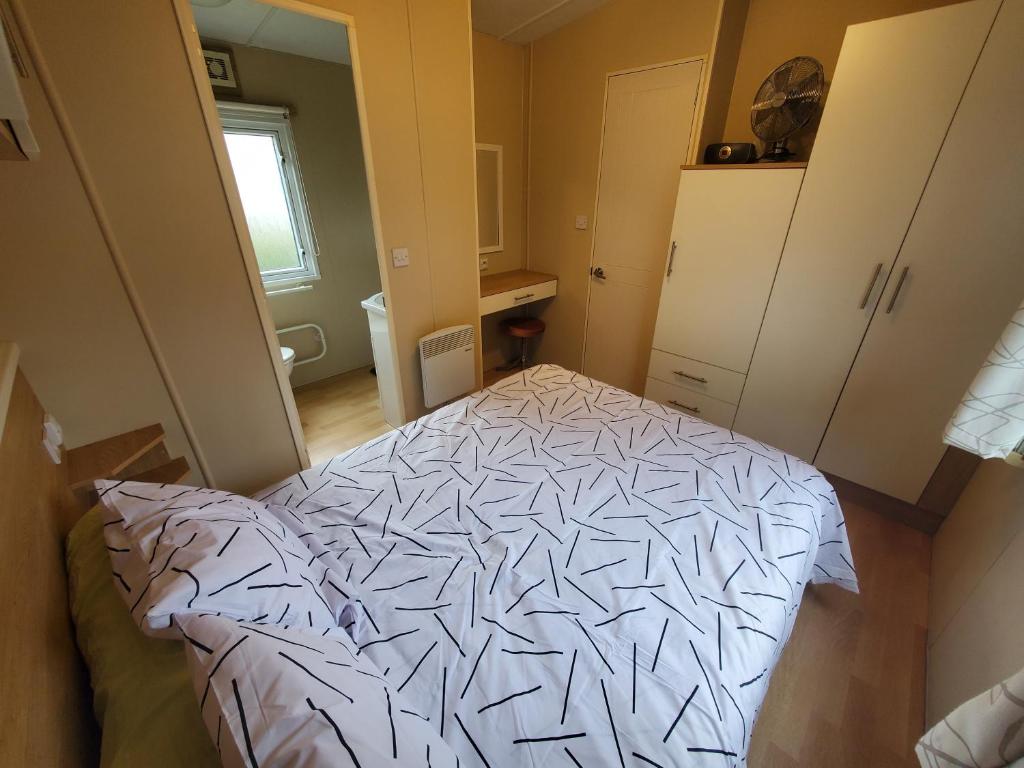 une petite chambre avec un lit dans une pièce dans l'établissement Mobilhome de 45 m2 - Camping siblu La Réserve 4****, à Gastes