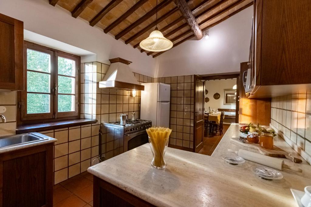 une grande cuisine avec un comptoir et un évier dans l'établissement Villa Palazzo Bello con piscina e AC - Cetona, à Cetona