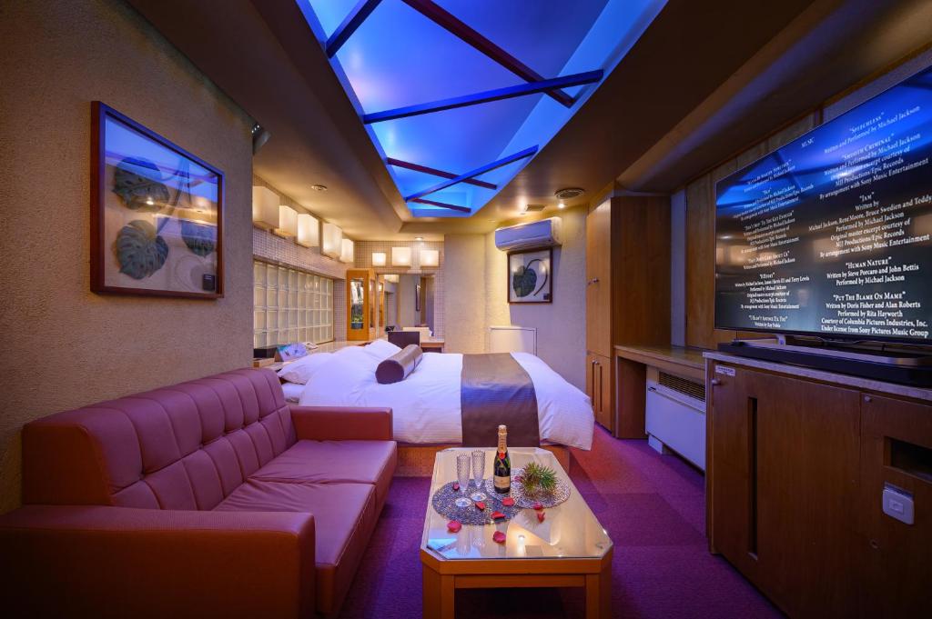 une chambre d'hôtel avec un lit et une télévision à écran plat dans l'établissement Water Hotel Mw (Love Hotel), à Saitama