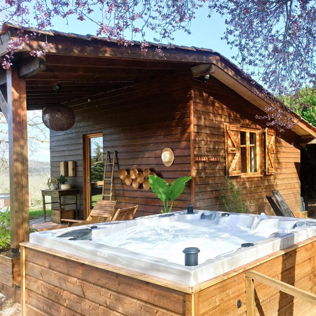 - un bain à remous en face d'une cabane en rondins dans l'établissement Les nids de Bonnan, à Milhars